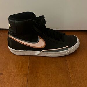 Women’s Nike Midrise Sneaker Size 7